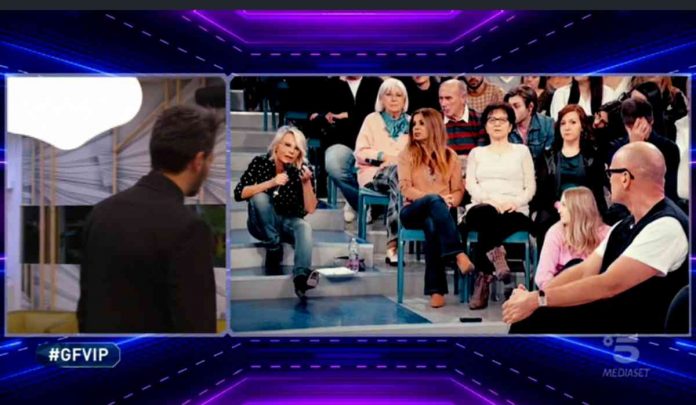 Grande Fratello Vip 4, Signorini da Maria De Filippi per l’intervista ad Alessandro: Serena replica così | video Mediaset Il filmato con Maria De Filippi al Grande Fratello Vip 4