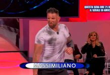 Massimiliano sfila a Uomini e donne ed è un sexy pompiere: Tina chiede di togliere i pantaloni | Video Witty tv Massimiliano sfila a Uomini e donne ed è un sexy pompiere