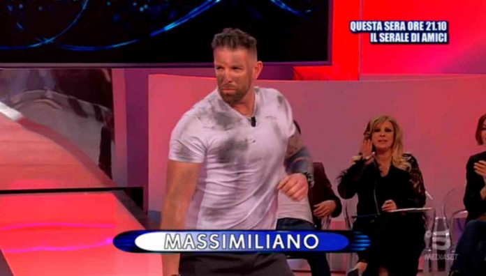 Uomini e donne oggi, Valentina M. contro Massimiliano: “Pagliaccio”. Una segnalazione ‘inchioda’ il cavaliere | Video Witty tv Massimiliano sfila a Uomini e donne ed è un sexy pompiere