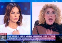 La madre di Luigi Favoloso sfila a Live – Non è la D’Urso e nega la mano a Nina Moric | video Mediaset Nina Moric e la madre di Luigi Favoloso a Live - Non è la D'Urso