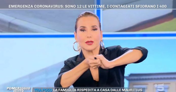 Pomeriggio 5: Barbara d’Urso insegna come lavarsi le mani | Video Mediaset Barbara d'Urso Pomeriggio 5