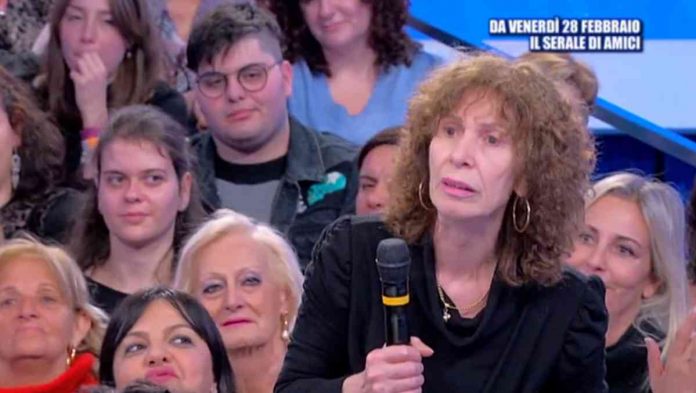 Uomini e donne oggi, una signora del pubblico contro Barbara De Santi e Tina Cipollari: le sue parole | Video Witty tv Una signora del pubblico contro Barbara e Tina a Uomini e donne
