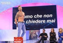 Uomini e donne oggi: la sfilata “Uomo che non deve chiedere mai” di Massimiliano, Erik, Mattia e Simone | video Witty tv Simone sfila a Uomini e donne