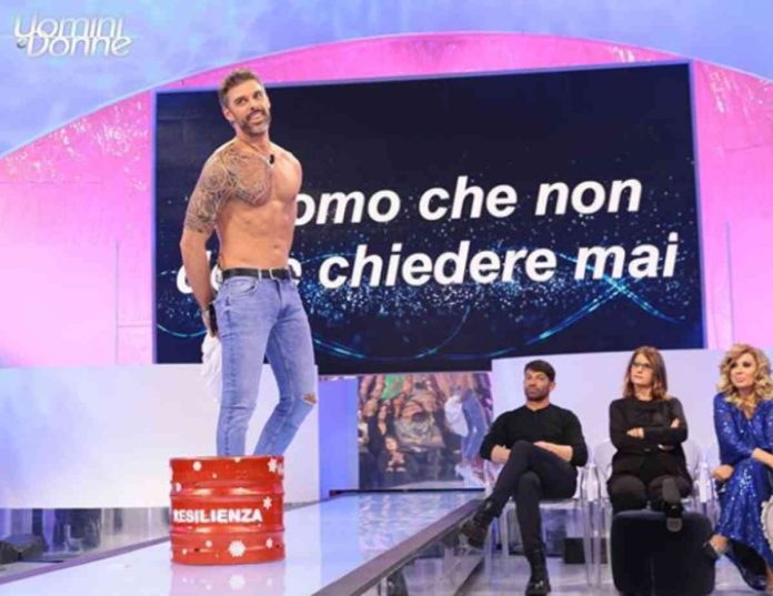 Uomini e donne oggi: la sfilata “Uomo che non deve chiedere mai” di Massimiliano, Erik, Mattia e Simone | video Witty tv Simone sfila a Uomini e donne