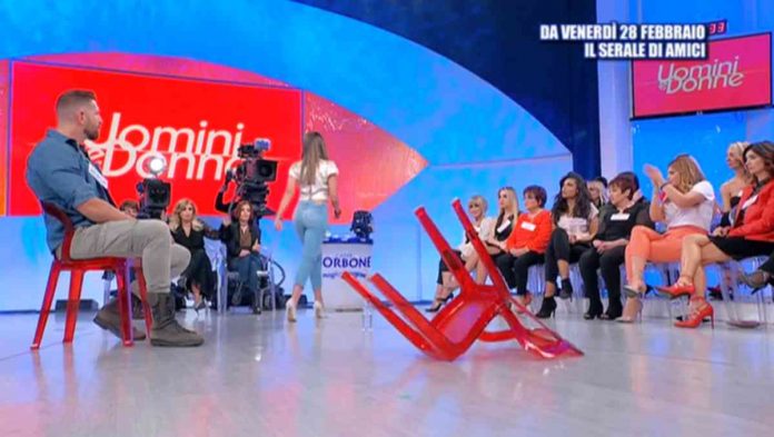 Uomini e donne oggi, Valentina M. piange e si arrabbia con Massimiliano: in studio “vola” una sedia | Video Witty tv Valentina si arrabbia con Massimiliano a Uomini e donne e in studio "vola" una sedia
