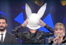 Il cantante mascherato: ecco chi è il vincitore della prima edizione del talent show di Rai1 Il cantante mascherato, il coniglio è Teo Mammucari