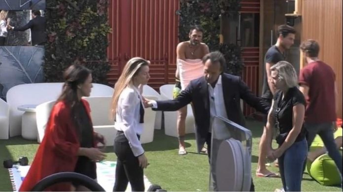 Grande Fratello Vip 2020: Licia rifiuta l’abbraccio di Antonella subito dopo la Preghiera e il minuto di silenzio per le vittime del covid-19| Video Mediaset Abbraccio negato GFVIP