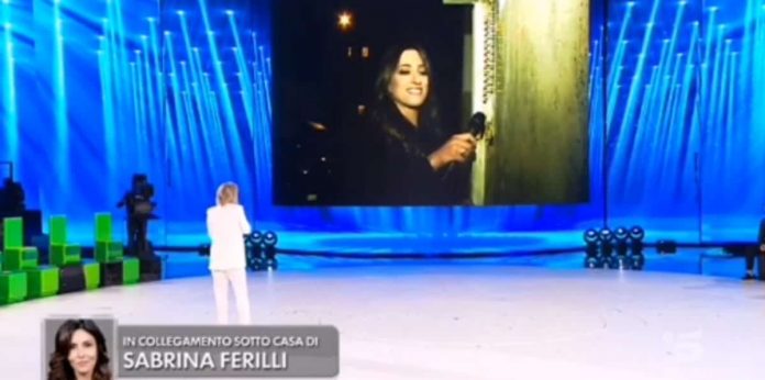 Amici 2020 Serale: Maria De Filippi va sotto casa di Sabrina Ferilli | Video Witty Tv Amici 2020 Serale