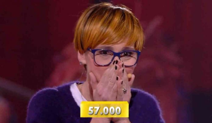 Vincita di 57.000 euro ad Avanti un altro: la prof. Angela si commuove e abbraccia Bonolis | Video Mediaset Angela vince 57.000 euro ad Avanti un altro 2020