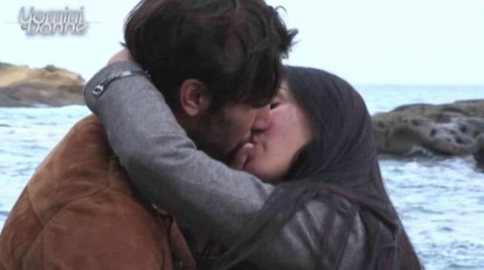 Uomini e donne oggi, esterna al bacio per Carlo e Marianna: Cecilia in lacrime, Ginevra c’è ancora | Video Witty tv Bacio in esterna tra Carlo e Marianna a Uomini e donne - Trono Classico