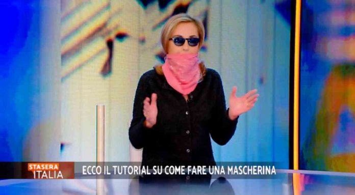 Barbara Palombelli spiega come fare una mascherina con foulard e pellicola: il nuovo tutorial a Stasera a Italia | Video Mediaset Barbara Palombelli con foulard e pellicola a Stasera Italia