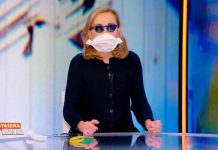 Stasera Italia, Barbara Palombelli realizza una mascherina con la carta da forno | Video Mediaset Barbara Palombelli con mascherina e occhiali a Stasera Italia