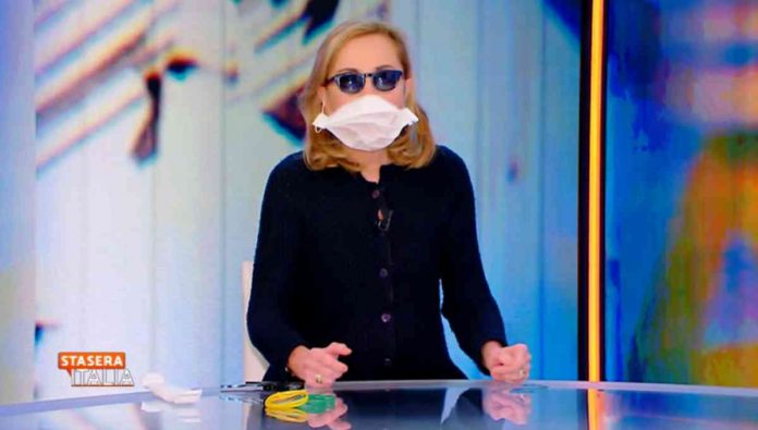 Stasera Italia, Barbara Palombelli realizza una mascherina con la carta da forno | Video Mediaset Barbara Palombelli con mascherina e occhiali a Stasera Italia