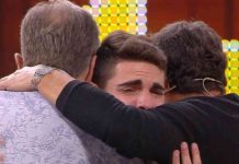 Concorrente piange ad Avanti un altro: Bonolis e Laurenti lo abbracciano | Video Mediaset Concorrente di Avanti un altro piange per Bonolis e Laurenti