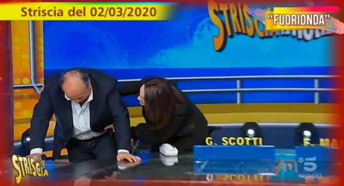 Striscia la notizia, Gerry Scotti ha un crampo e Francesca Manzini si preoccupa: “Ma dove? Al testicolo?” | Video Mediaset Il crampo di Gerry Scotti a Striscia la notizia
