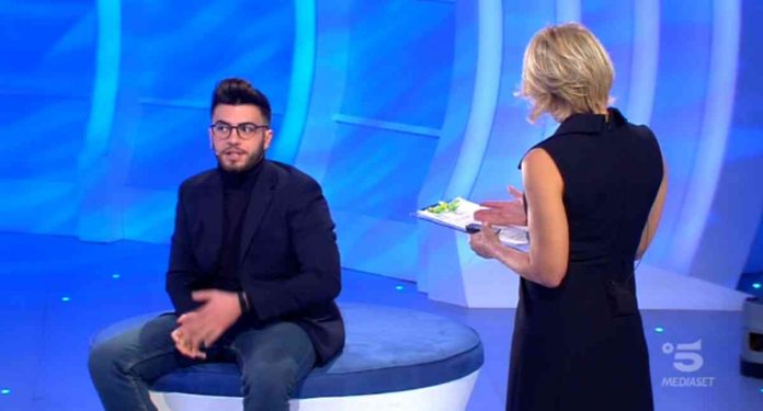 C’è posta per te 2020, la storia di una madre rifiutata dal figlio: busta chiusa tra Davide e mamma Francesca | Video Witty tv Davide chiude la busta a mamma Gianna