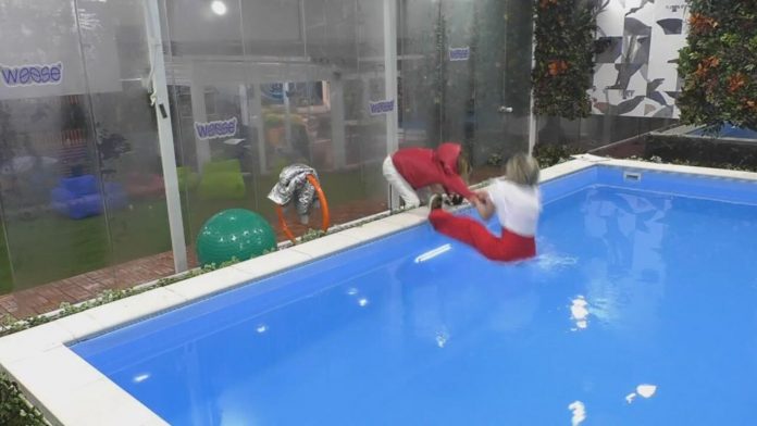 Grande Fratello Vip 2020: un bagno in piscina per Antonella, la Volpe la spinge dentro | Video Mediaset Antonella Elia in piscina