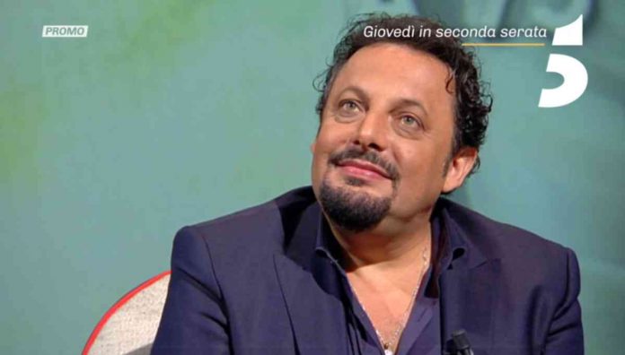 Enrico Brignano ospite a L’Intervista di Maurizio Costanzo: promo e anticipazioni | Video Witty tv Enrico Brignano a L'Intervista di Maurizio Costanzo