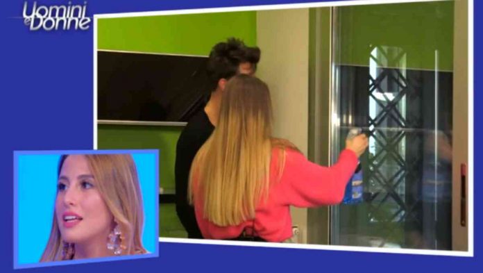 Uomini e donne oggi, Daniele e Angelica in esterna: lei pulisce i vetri e lui la corregge | Video Witty tv Daniele e Angelica in esterna a Uomini e donne