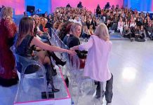 Uomini e donne oggi, Gemma e Tina divertono con la gag della sedia: “Maria non mi fido” | Video Witty tv La gag della sedia con Gemma e e Tina