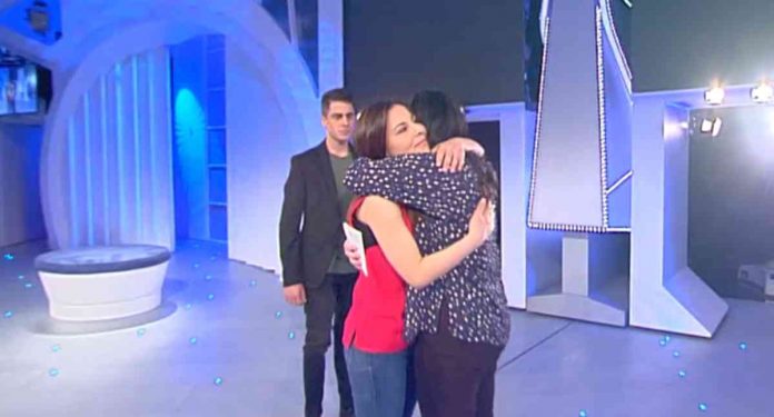 C’è posta per te 2020, madre e figlia si abbracciano dopo l’abbandono: lieto fine per Greta e Liliana | Video Witty tv L'abbraccio tra Greta e mamma Liliana a C'è posta per te 2020