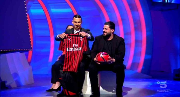 C’è posta per te 2020, la storia di due fratelli orfani emoziona tutti: Ibrahimovic porta in studio regali e sorrisi | Video Witty tv Ibrahimovic regala gadget del Milan a C'è posta per te 2020