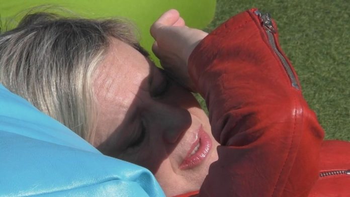 Grande Fratello Vip 2020: Antonella Elia si abbandona in giardino ad un pianto liberatorio | Video Mediaset Antonella Elia In Lacrime