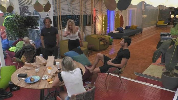 GFVip 2020: Valeria Marini pizzica la Elia che ovviamente risponde, è di nuovo lite tra le due | Video Mediaset Lite Marini Elia, ennesima