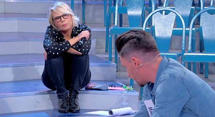 Uomini e donne oggi, Marco piange per Carlotta e Maria De Filippi chiede: “Pensi di esserti innamorato di lei?” | Video Witty tv Marco piange per Carlotta a Uomini e donne - Trono Over