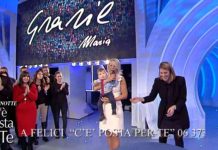 Ascolti tv ieri sera, Black or White (10.1%) vs C’è Posta per te (28.6%) | Auditel 14 marzo 2020 Maria De Filippi prende in braccio un bambino a C'è posta per te 2020