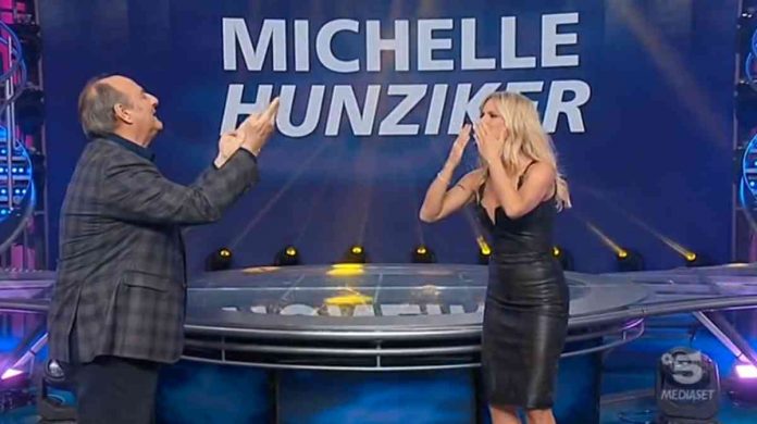 Michelle Hunziker torna a Striscia la notizia e mantiene le distanze da Gerry Scotti: “Difficile non abbracciarti” | Video Mediaset Michelle Hunziker torna a Striscia la notizia 2020