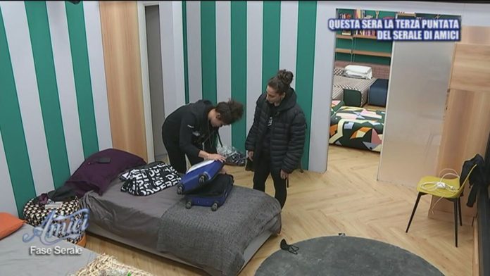 Amici 19: Nyv vuole lasciare la scuola e prepara la Valigia, ma poi torna sui suoi passi | Video Witty Tv Nyv Amici19