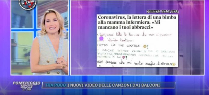Pomeriggio 5: Barbara d’Urso si commuove per una lettera di una bimba alla madre | Video Mediaset Pomeriggio 5 d urso commossa