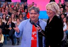 Uomini e donne oggi, Tina contro un signore del pubblico che difende Gemma: “Vaffanc**o!” | Video Witty tv Signore del pubblico contro Tina Cipollari a Uomini e donne