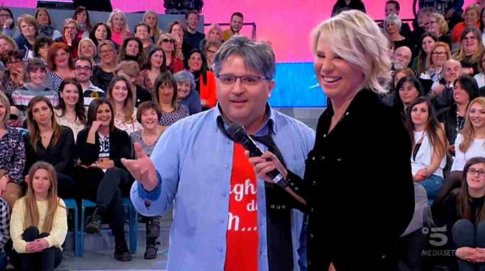 Uomini e donne oggi, Tina contro un signore del pubblico che difende Gemma: “Vaffanc**o!” | Video Witty tv Signore del pubblico contro Tina Cipollari a Uomini e donne