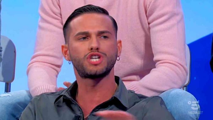 Sonny Di Meo lascia Uomini e donne e Tina Cipollari commenta: “Ci vediamo tra una settimana” | Video Witty tv Sonny Di Meo corteggiatore a Uomini e donne