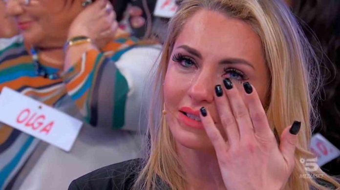 Uomini e donne oggi, Veronica non accetta le scuse di Armando e lui insiste: “Lacrime finte” | Video Witty tv Veronica Ursida piange a Uomini e donne - Trono Over