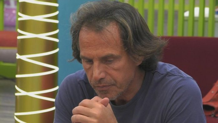 Antonio Zequila in ginocchio al Grande Fratello Vip: arriva la proposta di matrimonio alla ex Marina | Video Mediaset Zequila innamorato