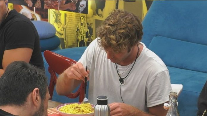 Grande Fratello Vip 2020: la carbonara di Paolo Ciavarro, provetto chef! | Video Mediaset Paolo Ciavarro