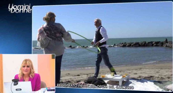 Uomini e donne, Gemma e Algemiro in esterna al mare: «Si sta bene con te» | Video Witty tv Gemma e Algemiro in esterna al mare