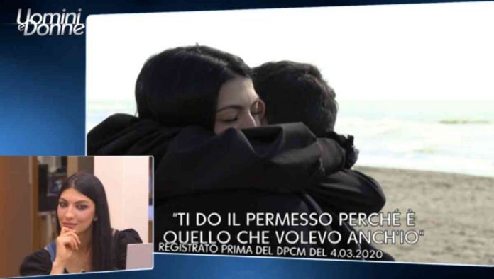 Giovanna e Alessandro, teneri a Uomini e donne: abbraccio a distanza e canzone in loop | Video Witty tv Giovanna Abate e Alessandro Graziani in esterna al mare