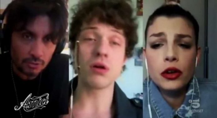 Finale Amici 2020: il canto corale di ex concorrenti e Big | Video Witty Tv Finale Amici 2020