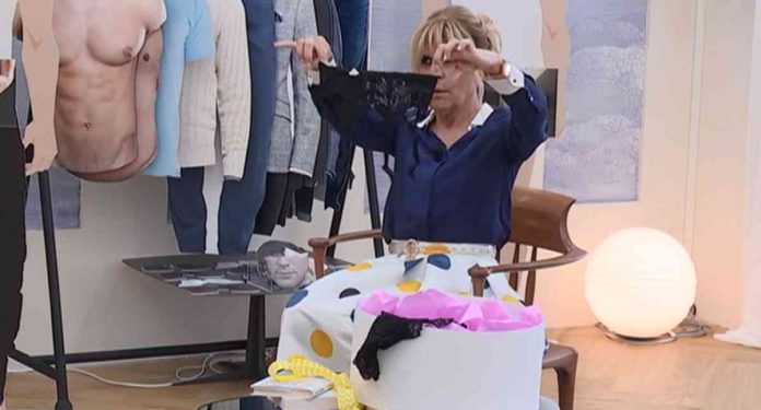 Uomini e donne oggi, Gemma in intimo sexy? Un corteggiatore le regala slip e reggicalze: «Vorrei entrare dentro…» | Video Witty tv Intimo in regalo per Gemma a Uomini e donne