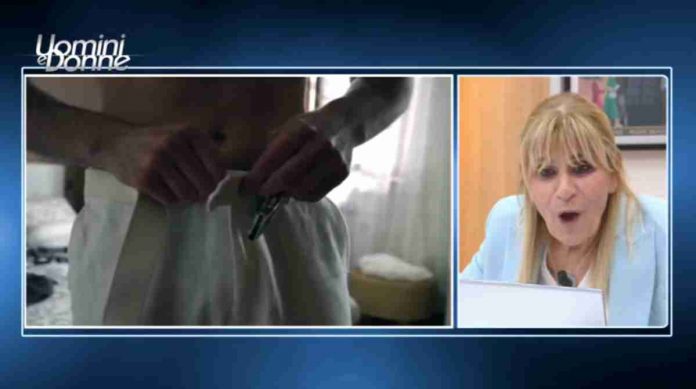 Uomini e donne oggi, Gemma a bocca aperta per il giovane Sirius: «Si sta sentendo male» | Video Witty tv Gemma a bocca aperta per il giovane Sirius