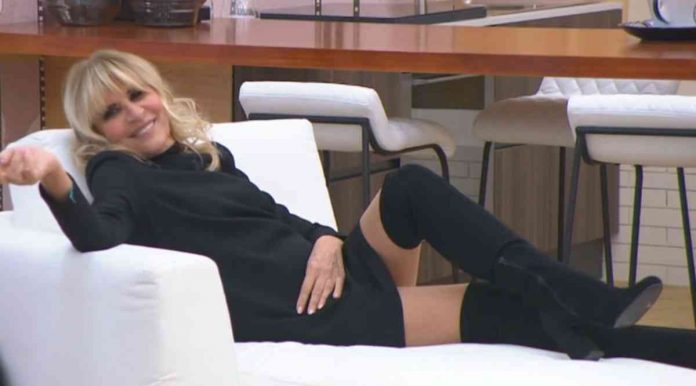 Uomini e donne oggi, Gemma sfila per Cuore di Poeta: «Guarda che minigonna» | Video Witty tv Gemma Galgani sfila a Uomini e donne in minigonna