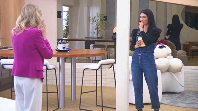 Uomini e donne, Giovanna Abate sparge sale in casetta e Tina commenta: «Per Gemma non basta» | Video Witty tv Giovanna sparge sale a Uomini e donne