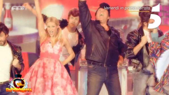 Paperissima, su Canale 5 torna la «mitica edizione» con Gerry Scotti e Michelle Hunziker | Video Mediaset Michelle Hunziker e Gerry Scotti a Paperissima