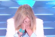 Mara Venier piange a Domenica In: «Scusate, è molto doloroso non vedere i nipoti» | Video Mara Venier piange a Domenica In