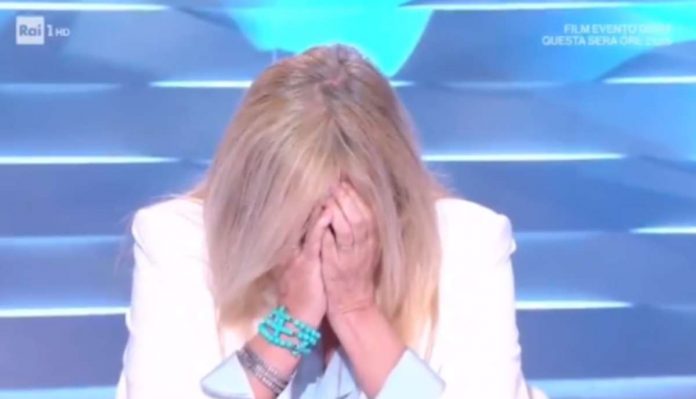 Mara Venier piange a Domenica In: «Scusate, è molto doloroso non vedere i nipoti» | Video Mara Venier piange a Domenica In