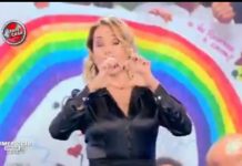 Pomeriggio 5: Barbara d’Urso commossa saluta il pubblico di Canale 5 in lacrime | Video Mediaset Barbara d'Urso commossa